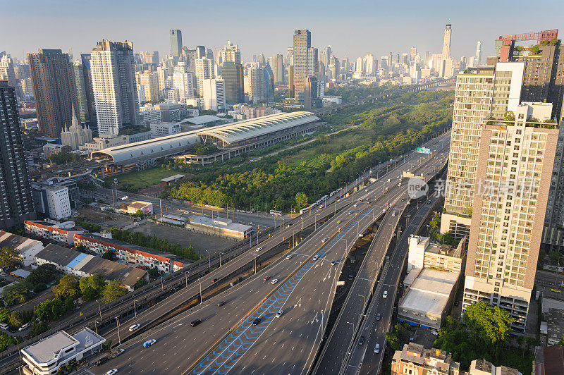 泰国曼谷CBD的ratchada高速公路和rama 9区首都makkasan的空中日落风景